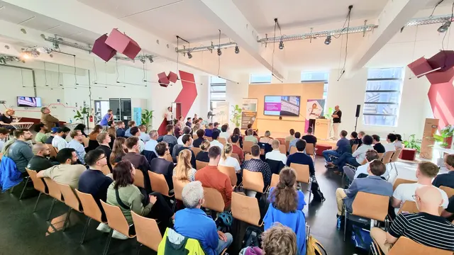 Der kostenfreie „Energie Startup Pokal“ des Accelerators AXEL – mit Sitz in Karlsruhe – bringt Innovationen und Geschäftsmodelle der Energiewirtschaft ins Rampenlicht, live, verständlich und greifbar. Visionäre Teams zeigen in Pitches, wie Hightech, Nachhaltigkeit und Unternehmergeist zusammenfinden | Foto: fokus.energie