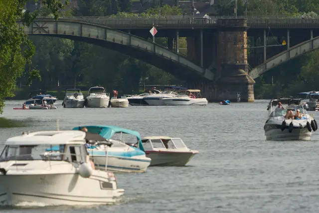 Die sommerlichen Temperaturen am langen Wochenende lockten viele Menschen an die Flüsse und Seen.  | Foto: Thomas Frey/dpa