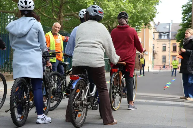 Michael Schindler vom ADFC LD-SÜW begleitete die Frauen bei ihren ersten Fahrversuchen | Foto: Stadt Landau