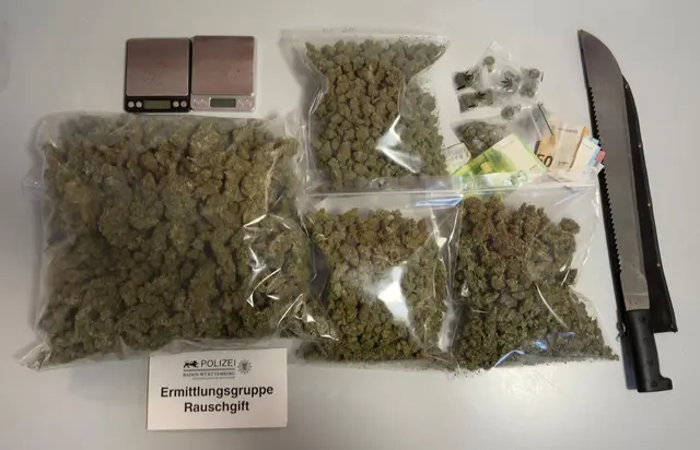 Bei einer Kontrolle am Stengelhofweier in Mannheim stellte die Polizei rund 1,5 Kilogramm Marihuana, Bargeld und eine Machete sicher. Ein 29‑Jähriger sitzt nun wegen bewaffneten Drogenhandels in Untersuchungshaft. | Foto: Polizeipräsidium Mannheim
