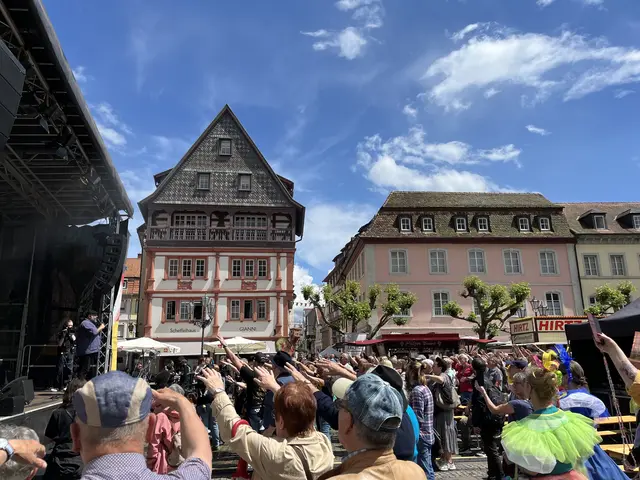 Auf dem Marktplatz und am Hambacher Schloss sollen an mehreren Tagen Konzerte und Bühnenprogramm laufen. | Foto: Stadtmarketing Neustadt