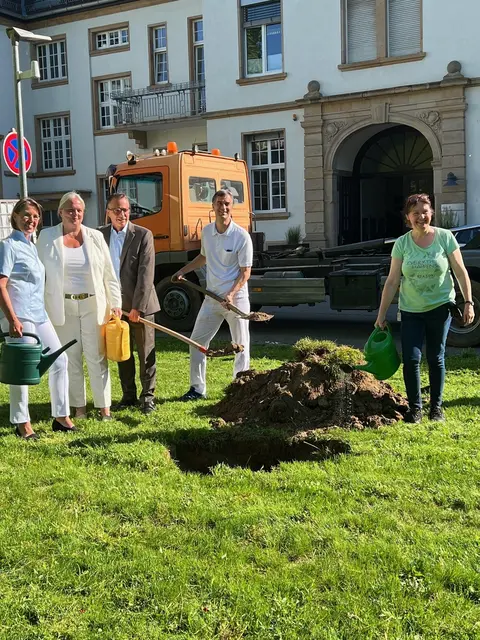 v.l.n.r.: Dr. Eefje Barber, Medizinische Geschäftsführerin, Alexandra Gräfin von Rex, Pflegedirektorin, Jan Stanslowski, Kaufmännischer Geschäftsführer, Dr. Christian Urbanek, Geschäftsführender Oberarzt Klinik für Neurologie und Leiter „Netzwerk Organspende Ludwigshafen – wir helfen Leben“, Kerstin Koch-Bitsch, Koordinatorin der Ärztlichen Direktion und Koordinatorin des „Netzwerks Organspende Ludwigshafen – wir helfen Leben“ | Foto: Klinikum Ludwigshafen