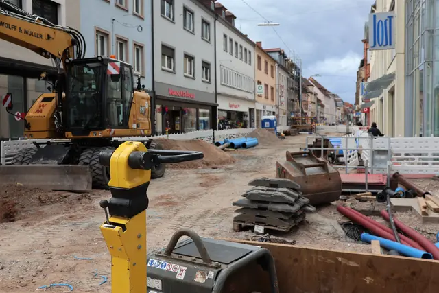 In der Königstraße sorgen Baustellenzäune und offene Flächen gerade für einen anderen Einkaufsbummel als gewohnt | Foto: Stadt Landau