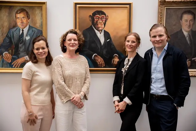 Maskottchen Charly hängt nun in der Ahnengalerie der Familie Grupp beim Bekleidungsunternehmen Trigema: Bonita Grupp (von links), Malerin Hanna Bastian, Bildeinrahmerin Sylvia Reh und Wolfgang Grupp junior vor dem Porträt in Öl von Charly. (Handout) | Foto: Michael Sautter/trigema