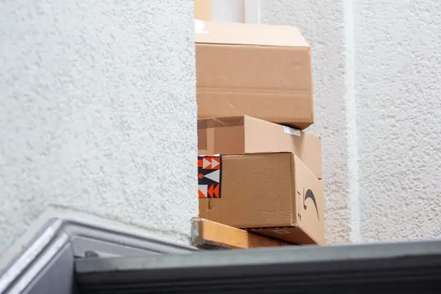 Unerwartete Pakete als Betrugssignal: Wer unbestellte, oft minderwertige Ware erhält, ist vermutlich Opfer der sogenannten Brushing-Masche geworden.  | Foto: dpa