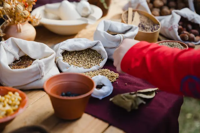 Was wurde damals beim Kochen verwendet? Was nahm man bei Erkältungen zu sich? Wie wurden Gewürze zubereitet? Die Antworten dafür, beantworten die Mitglieder der I. Roemercohorte Opladen. | Foto: Vassilios Chorozidis