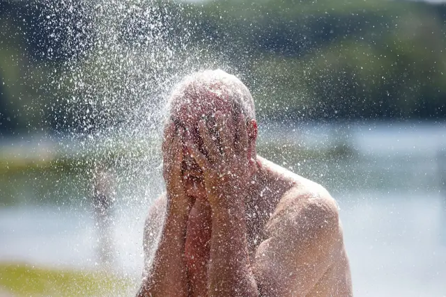 Die Temperaturen werden nur leicht sinken, es bleibt heiß.(Archiv) | Foto: Thomas Warnack/dpa