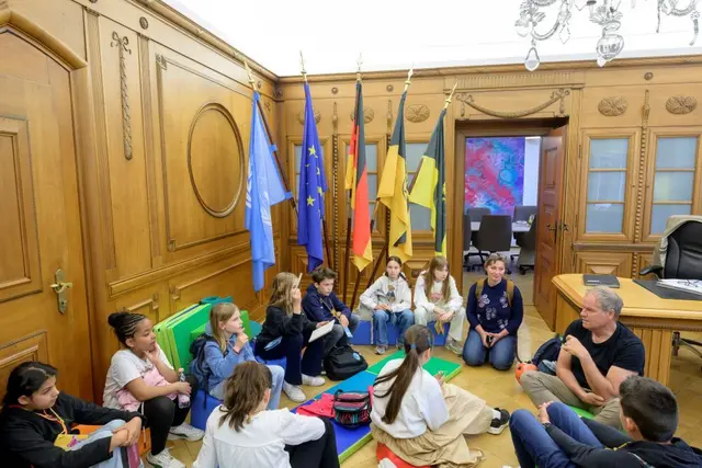 Ereignisreicher Kindertag der Stadt Heidelberg: Bei der Sprechstunde im
Dienstzimmer von Eckart Würzner fragten die Kinder den Oberbürgermeister sowohl
nach seiner Arbeit als auch nach seinen Hobbys. (Foto: Philipp Rothe) | Foto: Stadt Heidelberg