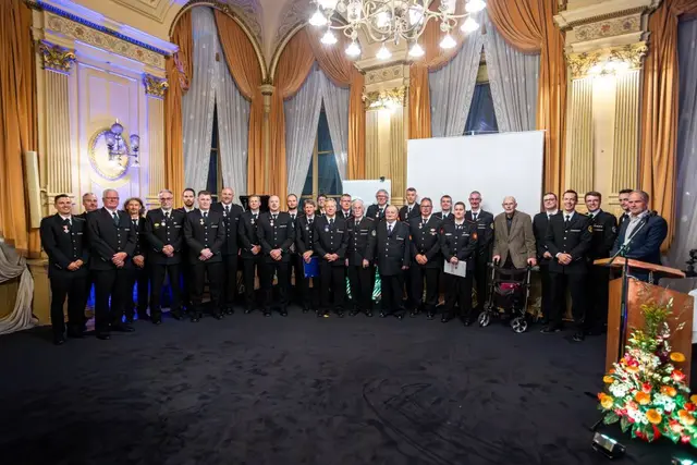 Oberbürgermeister Eckart Würzner (rechts) und Feuerwehrkommandant Heiko Holler
(4. von rechts) zeichneten beim Ehrungsabend der Feuerwehr Heidelberg am 21. Mai
2026 insgesamt 28 Feuerwehrangehörige für ihr langjähriges, außergewöhnliches
Engagement aus und dankten ihnen für ihren Einsatz für die Bürgerinnen und
Bürger und das Gemeinwohl. (Foto: Feuerwehr Heidelberg) | Foto: Stadt Heidelberg