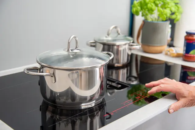 Kaufkriterien für Induktionskochplatten: Leistung, Sicherheit, Kochzone und geeignetes Kochgeschirr. | Foto: TÜV SÜD/ Conny Kurz