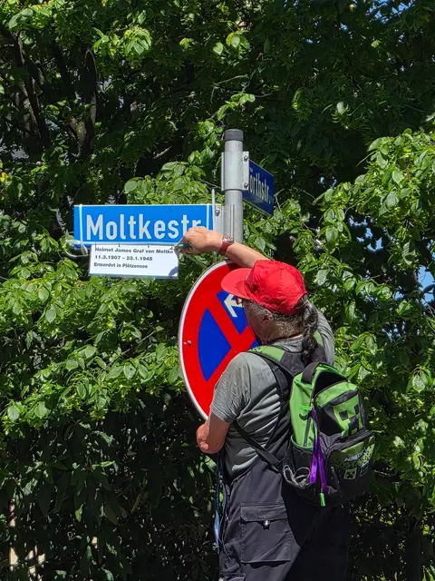 Nach dem Flashmob widmete Wadle-Rohe, ehemaliger Stadtrat für die Linken, die Moltkestraße bereits inoffiziell um.  | Foto: Die Linke Fraktion