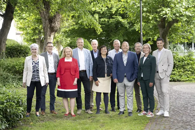Der Gesellschafterkreis der geopfalz wurde erweitert. Im Bild v.l.n.r.: Iris Wende, Erste Beigeordnete Neuhofen, André Schlosser, Beigeordneter Neuhofen, Melanie Hieb, Stellvertretende Vorsitzende REN AöR, Ralf Marohn, Ortsbürgermeister Neuhofen, Jörg Uhde, Prokurist geopfalz, Claire Weihermüller, Geschäftsführerin geopfalz, Dr. Thomas Berendt , Vorsitzender REN AöR, Patrick Fassott, Bürgermeister Verbandsgemeinde Rheinauen, Hans-Jürgen Rossbach, Werkleiter Stadtwerke Schifferstadt, Stefanie Seiler, Oberbürgermeisterin Speyer und Georg  Weyrich, Geschäftsführer Stadtwerke Speyer | Foto: geopfalz/Christian Buck