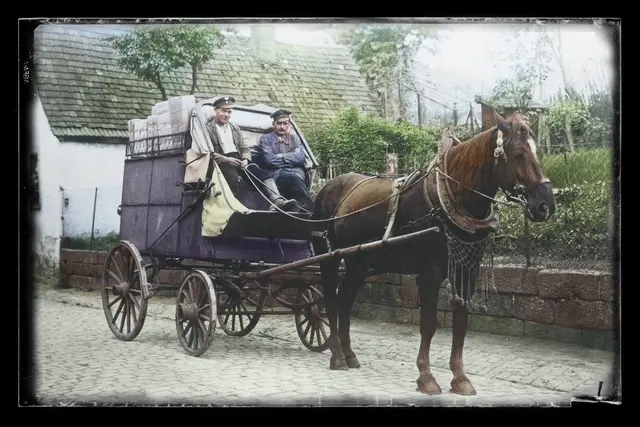 Ein Beispiel aus der Ausstellung des Wasgau-Fotokreises: Bernd Rohner hat das Originalfoto aus dem Jahr 1922 mit dem Paketwagen des Kutschers Alois Minikus (rechts) wie viele andere historische Fotos aus der Schuhgemeinde koloriert. | Foto: Bernd Rohner