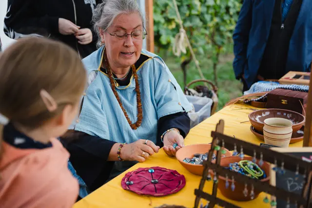 Alte Techniken werden vorgeführt, vom Bronzegießen und Schmuck herstellen über Knochenschnitzen bis zur Färberei. | Foto: Vassilios Chorozidis