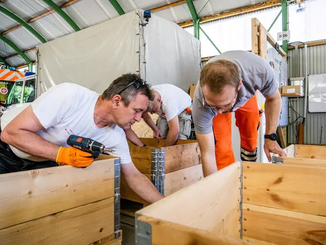 Unter fachkundiger Anleitung der Johanniter wurden gemeinsam 11 Transportkisten für Einsatzzelte gebaut. | Foto: Johanniter