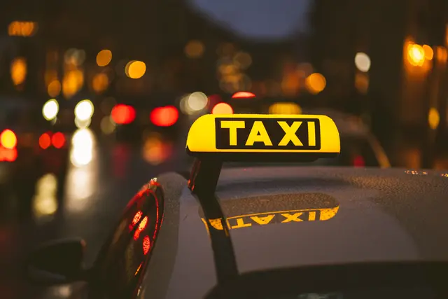 Das FrauenNachtTaxi in Mannheim bleibt bestehen, wird aber ab Sonntag, 1. Juni, angepasst. Künftig sind pro Nutzerin nur noch sechs geförderte Fahrten im Jahr möglich. | Foto: AdobeStock