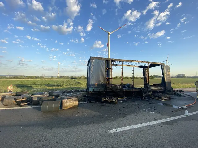 Ein brennender LKW-Anhänger hat am frühen Mittwochmorgen auf der A61 zwischen Frankenthal und Ludwigshafen eine Vollsperrung ausgelöst. Die Feuerwehr löschte den Brand, verletzt wurde niemand. | Foto: Polizeidirektion Neustadt/Weinstraße