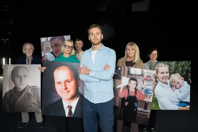 Psychologe Leon Windscheid (M.) spricht mit Teilnehmenden des Sozial-Experiments über ihre Vermissten-Geschichten.  | Foto: © Honorarfrei - ZDF und Marius Fuchtmann