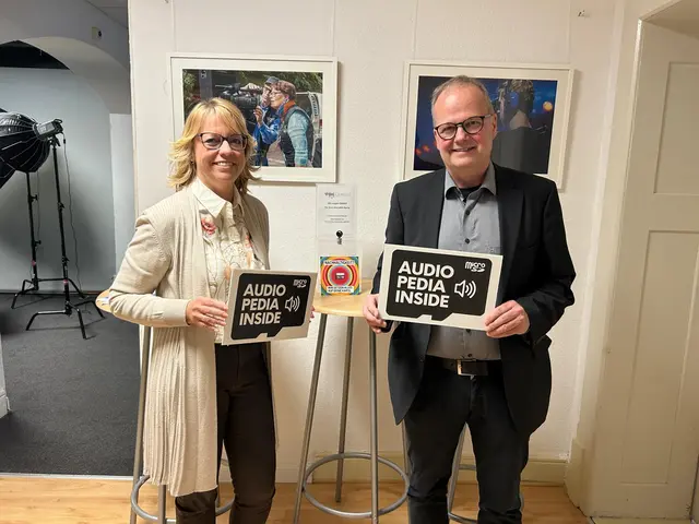 Felicitas Heyne von der Kartenretter-Initiative und Marcus Ehrgott vom Offenen Kanal Weinstraße bei der Einrichtung der Sammelbox | Foto: Offener Kanal Landau / Audiopedia