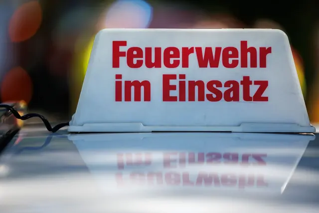 Die Autobahn musste wegen der Löscharbeiten zeitweise gesperrt werden. (Symbolbild) | Foto: Daniel Karmann/dpa