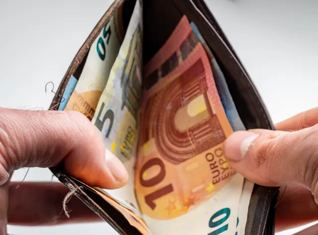 Zwei ehrliche Finder haben in Bad Bergzabern verlorene Geldbeutel mit insgesamt 172 Euro Bargeld bei der Polizei abgegeben. Dank der enthaltenen Ausweise konnten die Portemonnaies schnell an ihre Besitzer zurückgegeben werden. | Foto: Animaflora PicsStock/stock.adobe.com