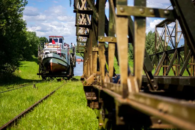 Weiße Flotte auf Schienen: Am Oberlandkanal werden Schiffe in einem Wagen den Hang hinaufgezogen – angetrieben von Wasserkraft. | Foto: dpa