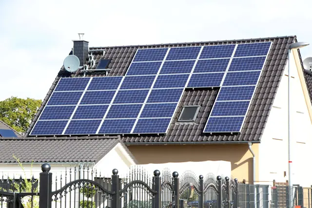 Wer selbst erzeugten Solarstrom speichert und später nutzt, kann den Netzbezug reduzieren und damit die laufenden Stromkosten spürbar senken.  | Foto: dpa