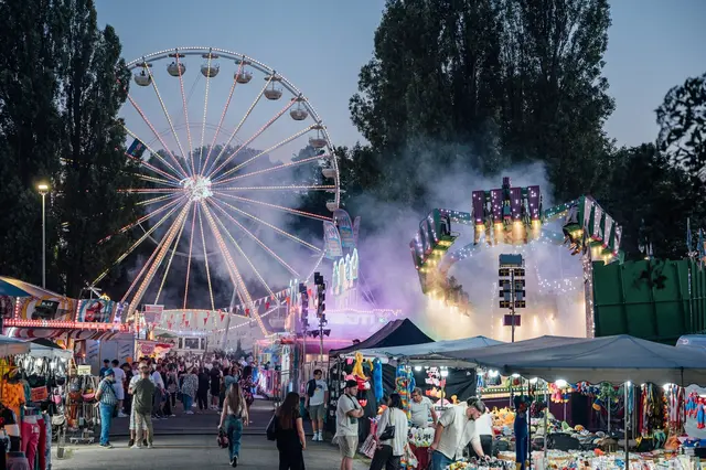 Pfalzfest 2026: Besonders in den Abendstunden füllt sich der Volkfestplatz, die geselligen Biergärten und Weindörfer. Lichter tauchen ihn in ein stimmungsvolles Licht.  | Foto: Martina Wörz/Lukom