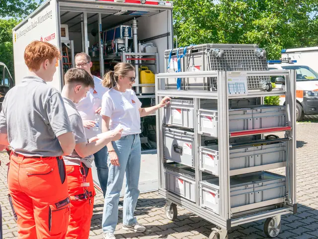 Sika-Mitarbeitende und Johanniter-Ehrenamtliche überprüfen Material und Ausstattung für mögliche Einsätze im Bevölkerungsschutz. | Foto: Johanniter