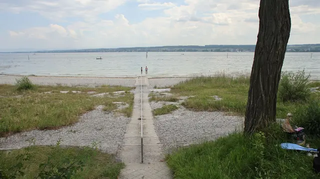 Das Wasser im größten See Deutschlands ist aktuell so niedrig wie selten um diese Jahreszeit. | Foto: Oliver Hanser/dpa