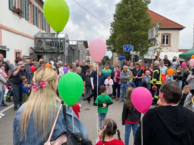 Kinder und Familien gehören fest zur Freimersheimer Kerwe – schon beim Umzug zum Auftakt prägen sie das Bild des Dorffests | Foto: Heike Dernberger