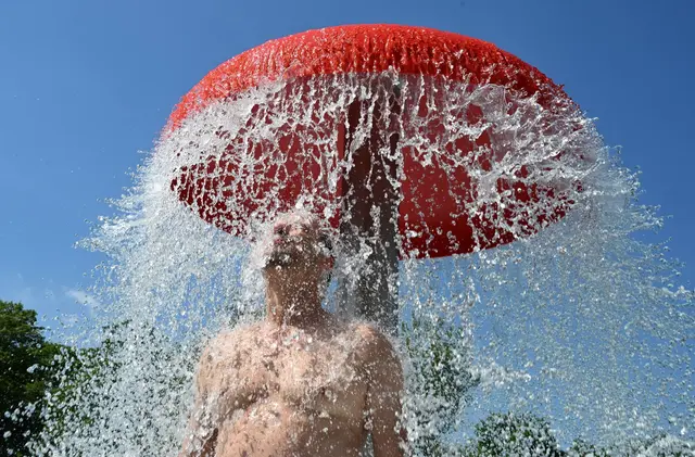 Das Freibad-Wetter in Baden-Württemberg hält an.  | Foto: Bernd Weißbrod/dpa
