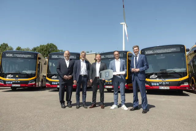 Übergabe der neuen Busse: Oberbürgermeister Dr. Frank Mentrup, Florian Lindner von MAN, Christian Höglmeier, technischer Geschäftsführer der VBK und der Staatssekretär Christian Hirte  | Foto: VBK/Paul Gärtner