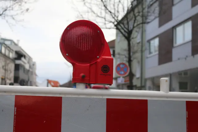 Umleitungsschilder und Absperrungen rund um die Orchesterstraße: Der Kanal wird dort erneuert, Autos müssen außen herum fahren | Foto: Gisela Böhmer