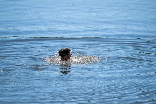 Die Behörde warnt wegen des Umweltgifts PFAS vor uneingeschränktem Baden für Kleinkinder an einer Badestelle im Landkreis Rastatt. (Symbolfoto)  | Foto: Pia Bayer/dpa