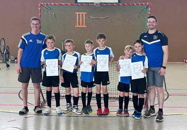 Zufriedene Gesichter bei Spielern und Trainern nach absolviertem Turnier (v.l.n.r. Noah Gehrhardt, Moritz Geißler, Mio Simon, Jannik Köhler, Niklas Persohn, Lars Bierling, Kolja Maiorov, Matthias Mergel) | Foto: |NoahGehrhardt