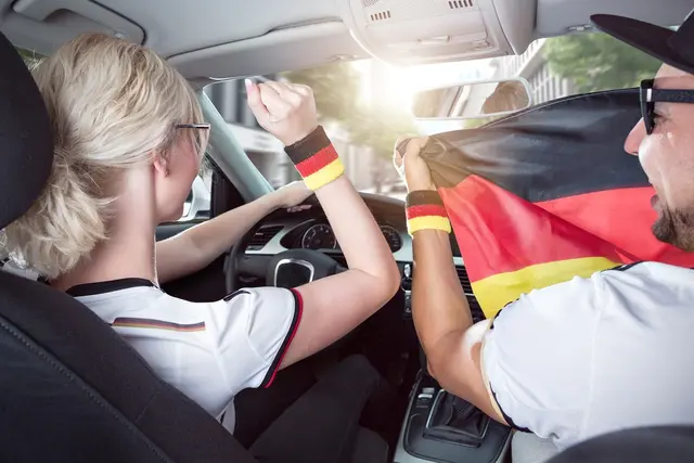 Regeln zur WM 2026 im Straßenverkehr: Auto-Deko, Autokorso, Smartphone-Nutzung, Alkoholgrenzen und sichere Mitfahrt. | Foto: ACV Automobil-Club Verkehr/ photoschmidt