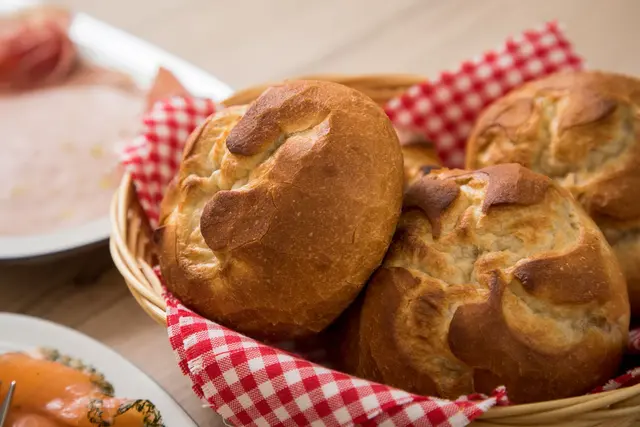 Versteckter Alkohol in Lebensmitteln: Alkohol kann in unerwarteten Produkten wie Aufbackbrötchen enthalten sein. | Foto: dpa