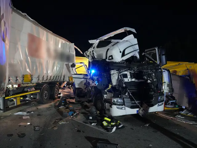 Die Autobahn war bis in die frühen Morgenstunden gesperrt.  | Foto: Sascha Ditscher/dpa