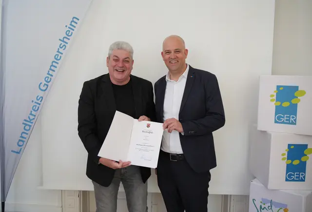 Mathias Deubig (links) feiert 40-jähriges Dienstjubiläum bei der Kreisverwaltung Germersheim
 | Foto: KVGER/aj