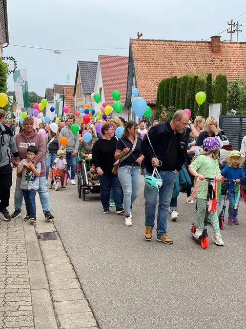Festlicher Auftakt auf der Freimersheimer Kerwe 2026: Der traditionelle Umzug zieht mit geschmückten Wagen, dem Spielmannszug und viel Musik durch die Hauptstraße | Foto: Heike Dernberger