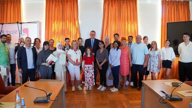 Im Rathaus bekommen Menschen aus verschiedenen Ländern ihre Einbürgerungsurkunden und werden offiziell deutsche Staatsbürgerinnen und Staatsbürger. | Foto: Stadt Pirmasens