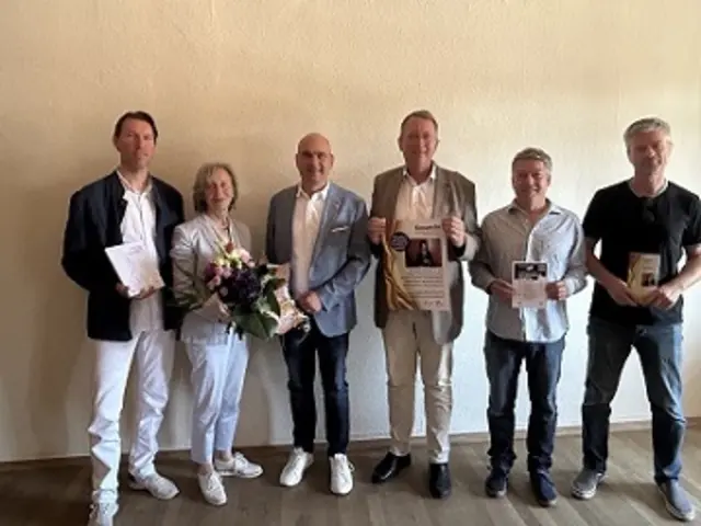 Bei der Vorstellung der kommenden Konzertsaison 2026 / 2027 mit Bürgermeister Manfred Schulz (Dritter von links) und Kulturamtschef Christoph Dammann (rechts daneben) | Foto: Stadt KL/gratis