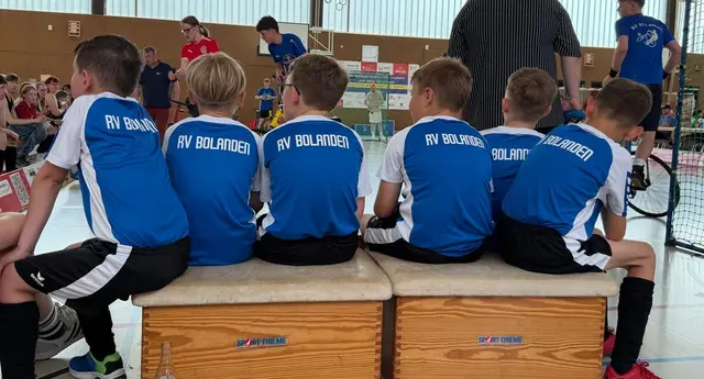 Gespannt bestaunten die RVB-Nachwuchs-Radballer das Können der anderen Teams | Foto: |NoahGehrhardt