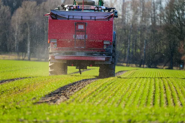 Stickstoffdünger in der EU war im April nach Angaben der EU-Kommission rund 70 Prozent teurer als im Durchschnitt 2024. (Symbolbild) | Foto: Philipp Schulze/dpa