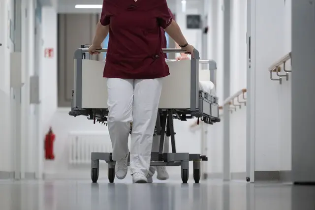 An mehreren Kliniken im Südwesten wird am Donnerstag gegen Sparpläne protestiert. (Symbolbild) | Foto: Marijan Murat/dpa