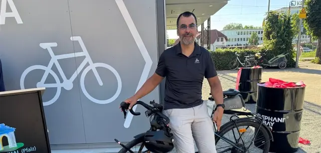 Der neue Fahrradparkturm am Hauptbahnhof markiert den Start des Stadtradelns in Frankenthal. Bis Sonntag, 15. Juni, sammelt die Stadt gemeinsam Kilometer für Klimaschutz und nachhaltige Mobilität. | Foto: Sebastian Weindel, © Sebastian Weindel