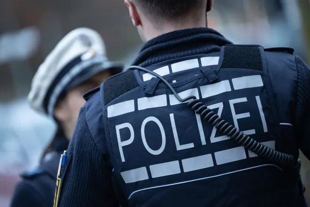 Die Polizei warnt Hundebesitzer vor gefährlichen Ködern. (Symbolbild) | Foto: Marijan Murat/dpa