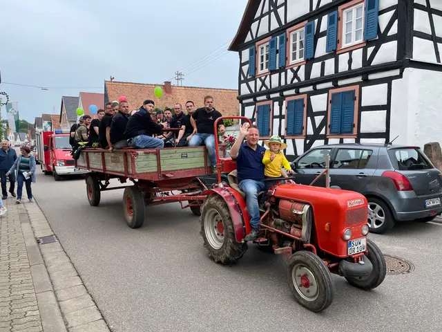 Der Kerwe-Umzug eröffnet die Freimersheimer Kerwe traditionell am Freitagabend und zieht durch die festlich beflaggte Hauptstraße | Foto: Heike Dernberger
