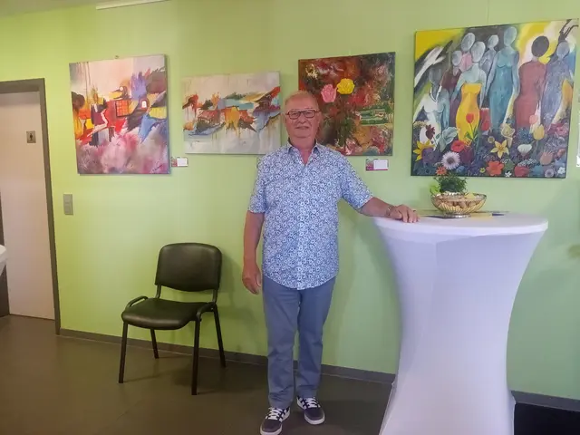 Hans Roßberger präsentiert seine Werke im Kuseler Rathaus | Foto: Anja Stemler